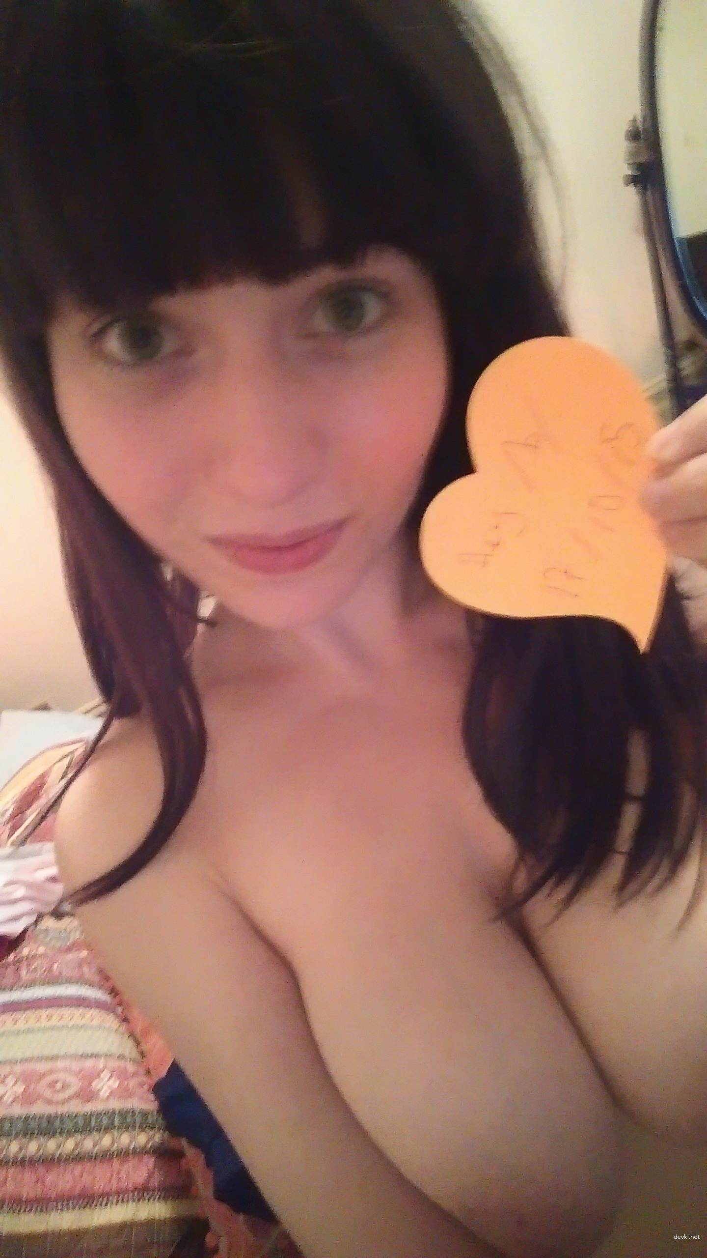 Amateur Busty Girl Selfie: Explicit Big Boobs Photo
