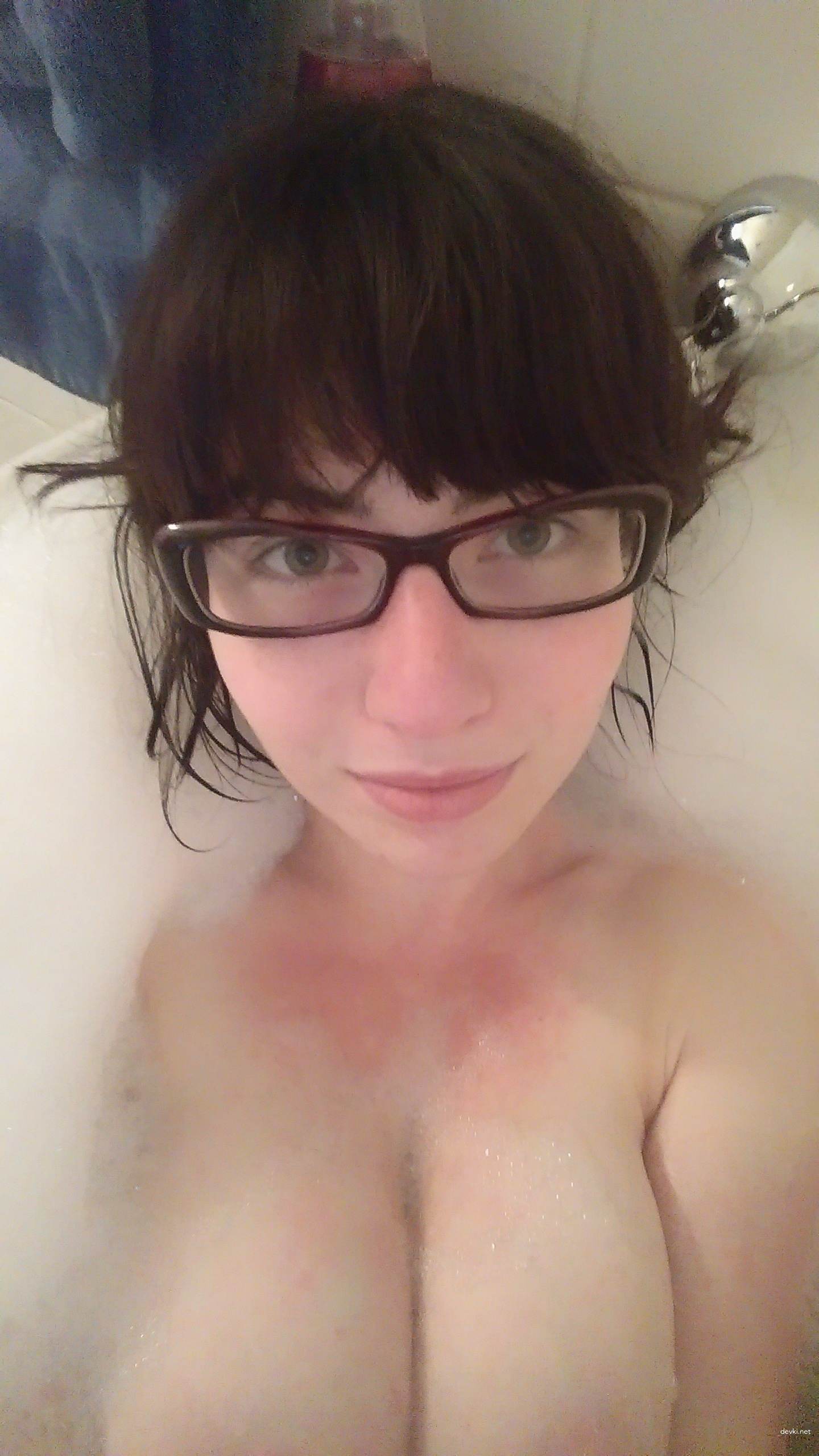 Amateur Busty Girl Selfie: Explicit Big Boobs Photo