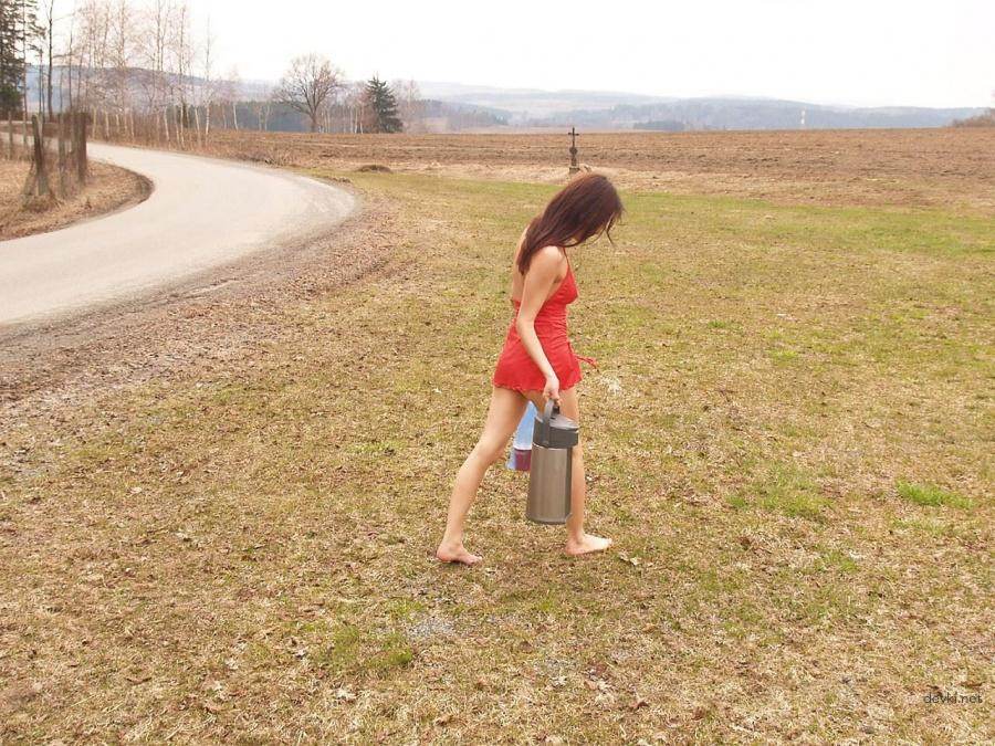 Naked Picnic with Amateur Girlfriend: Explicit Outdoor Fun