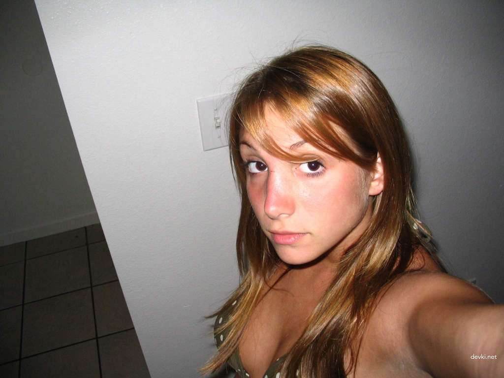 Hot Skinny Blonde Amateur Porn Pics: Cute Blonde Babe in Explicit Action