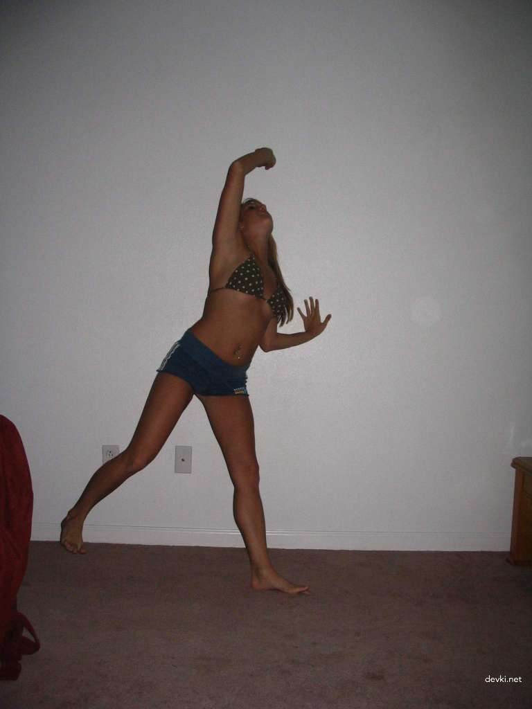 Hot Skinny Blonde Amateur Porn Pics: Cute Blonde Babe in Explicit Action