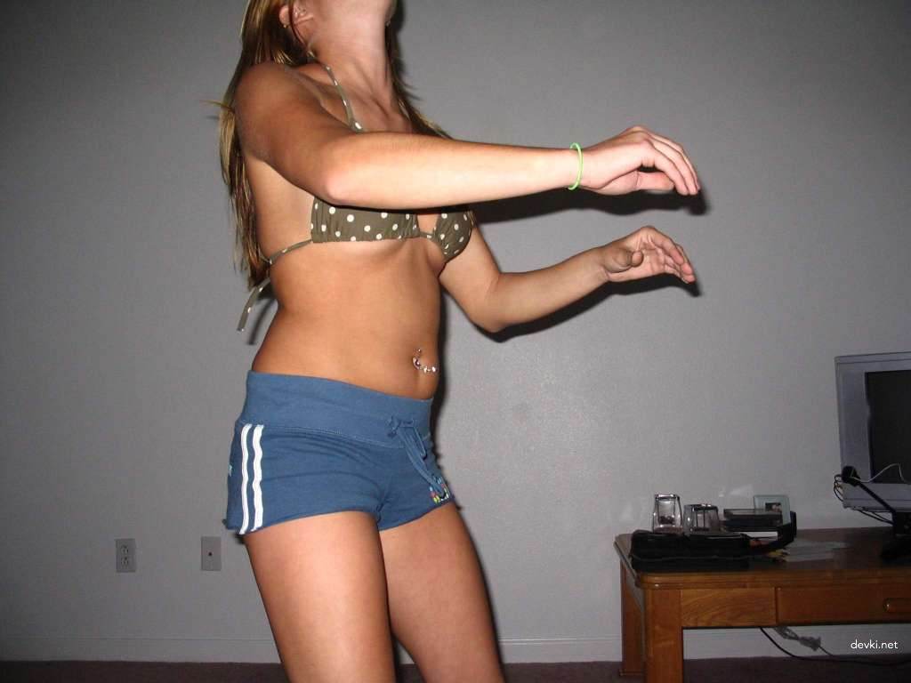 Hot Skinny Blonde Amateur Porn Pics: Cute Blonde Babe in Explicit Action