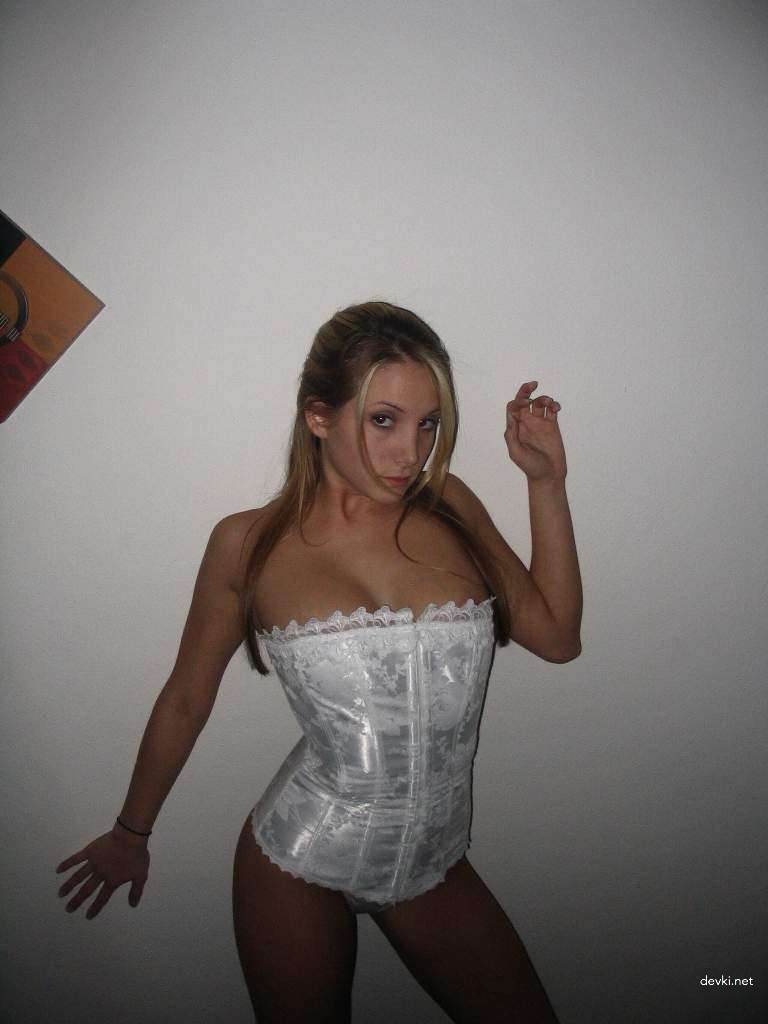 Hot Skinny Blonde Amateur Porn Pics: Cute Blonde Babe in Explicit Action