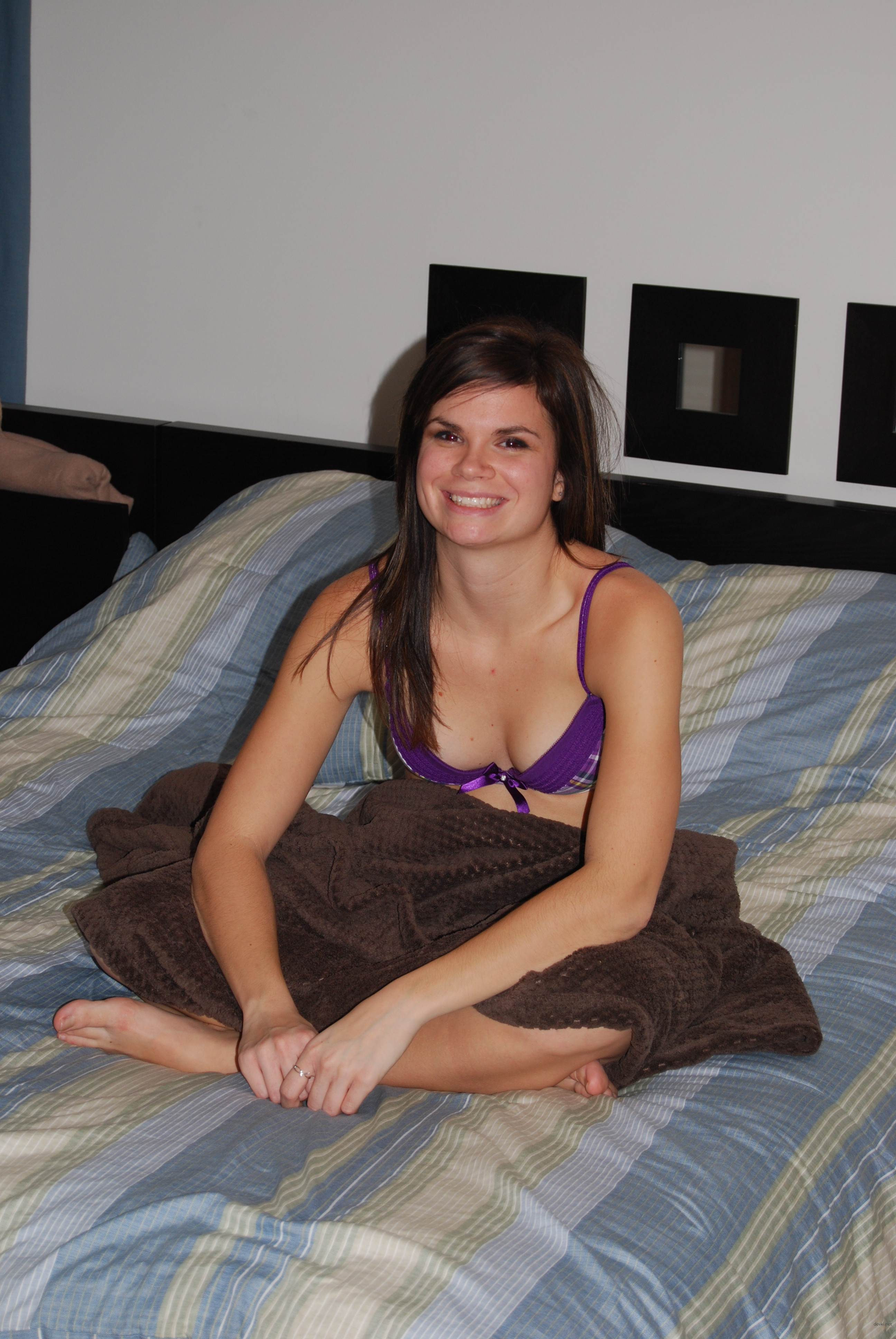 Hot Brunette Amateur Sex on Bed - Explicit Homemade Porn Pics