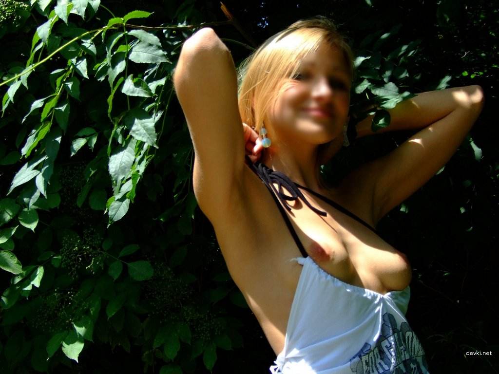 Sexy Kyiv Girl Poses Nude in Public - Explicit Amateur Photo Shoot