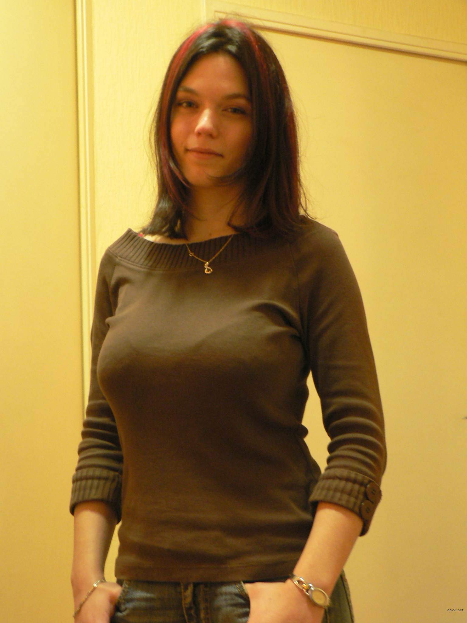 Amateur Brunette Takes Explicit Home Photos - XXX Porn Pics