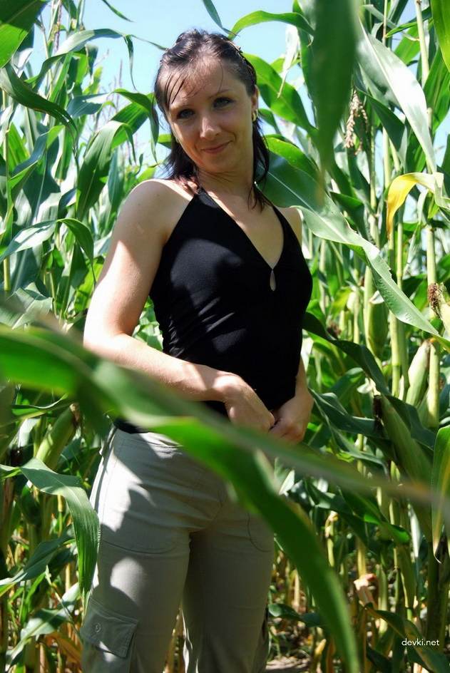 Field Posed Amateur Gets Pussy Fucked Hard