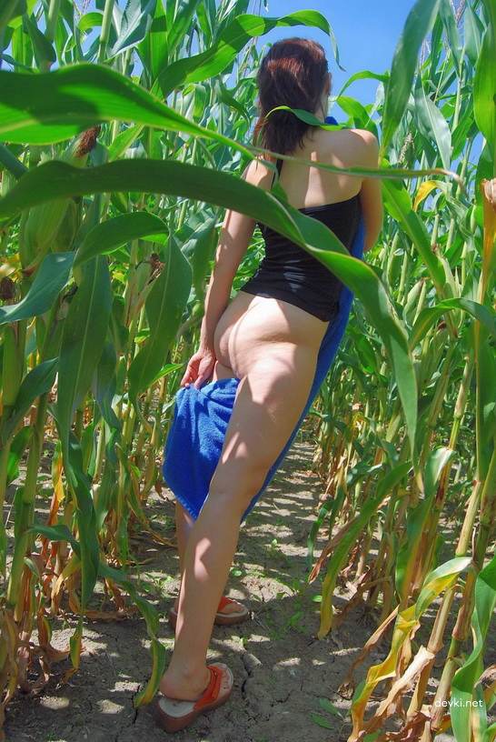 Field Posed Amateur Gets Pussy Fucked Hard