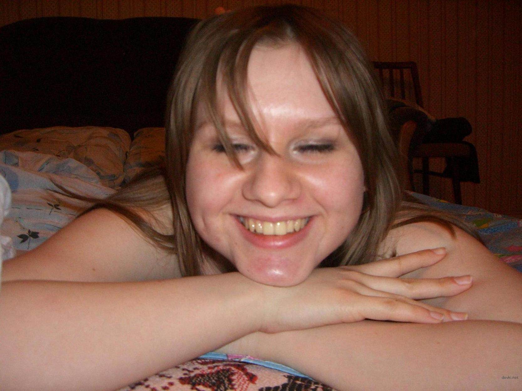 Naughty Amateur Girl Poses Nude: Explicit Photoshoot