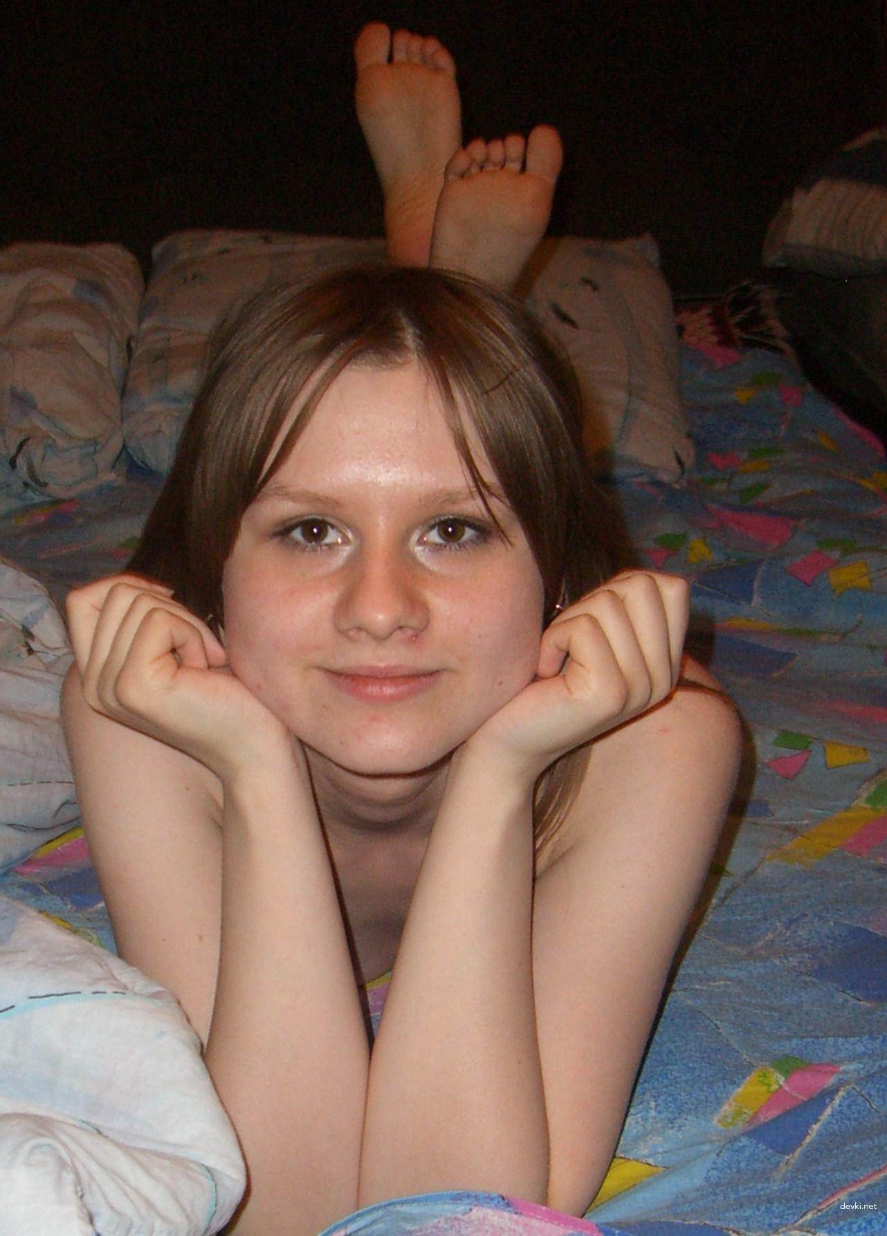 Naughty Amateur Girl Poses Nude: Explicit Photoshoot