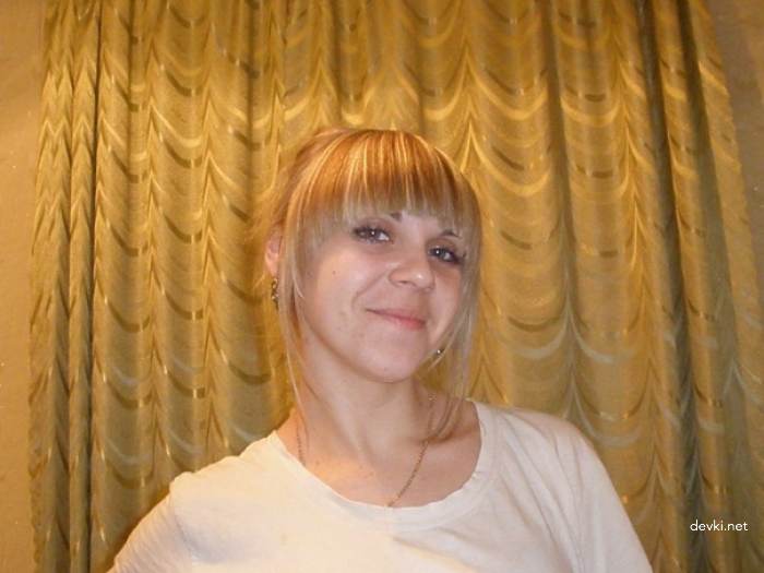 Young Babe with Shaved Bush: Explicit Amateur Photo