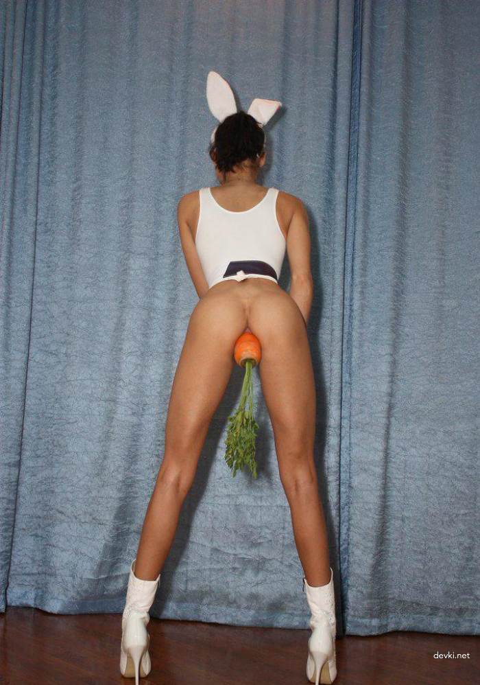 Big Carrot in Girl's Pussy: Explicit Amateur Porn Photo