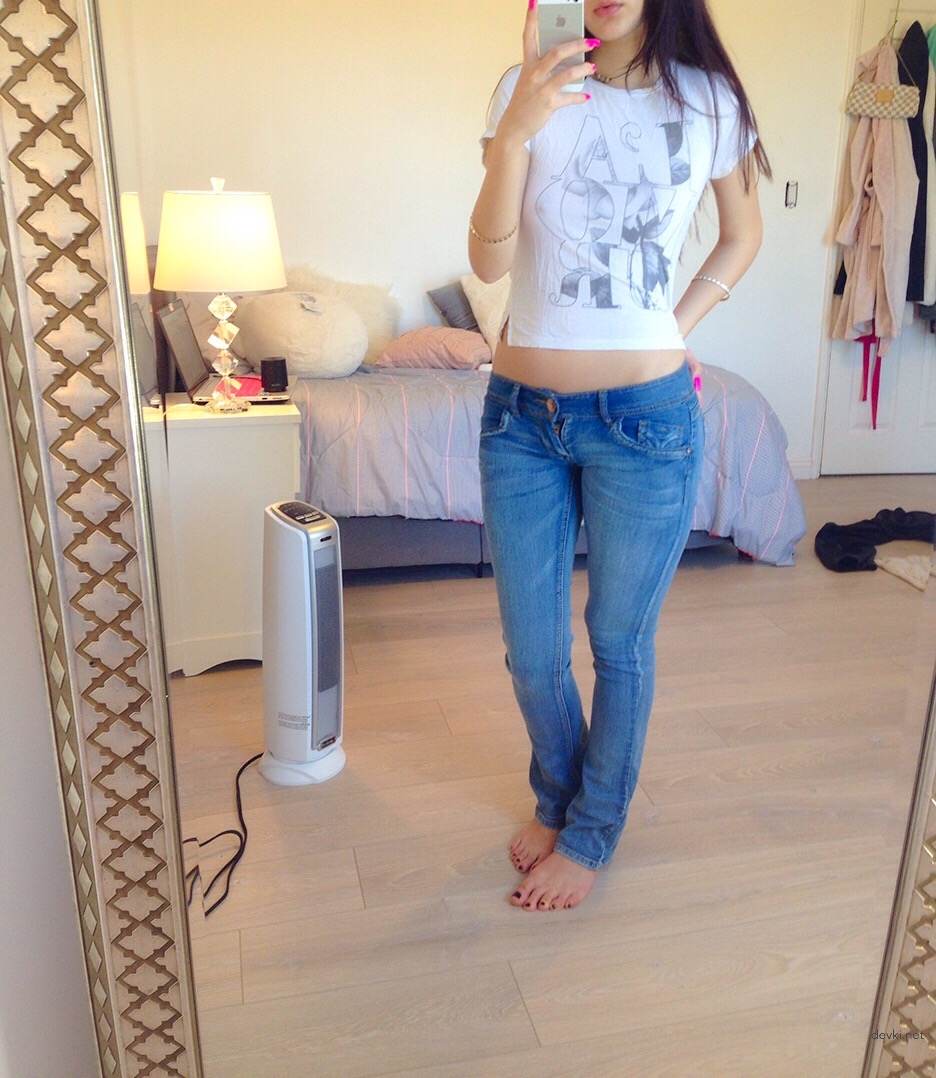 Amateur Babe Teases Her Pussy with Vibrator - Explicit Solo Masturbation