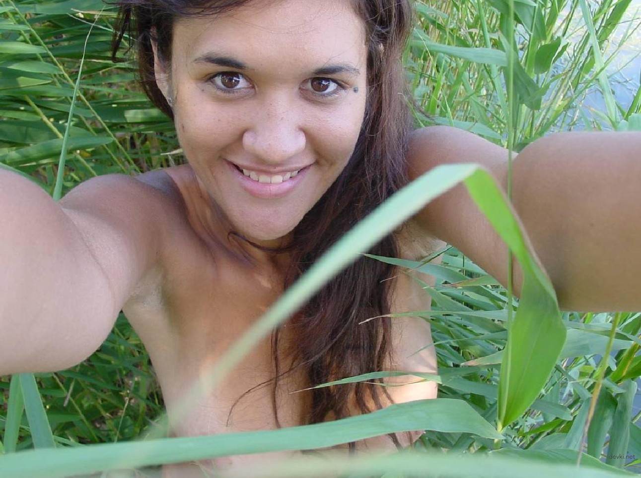 Explicit Amateur Selfie: Girl Takes Nude Photos in Nature