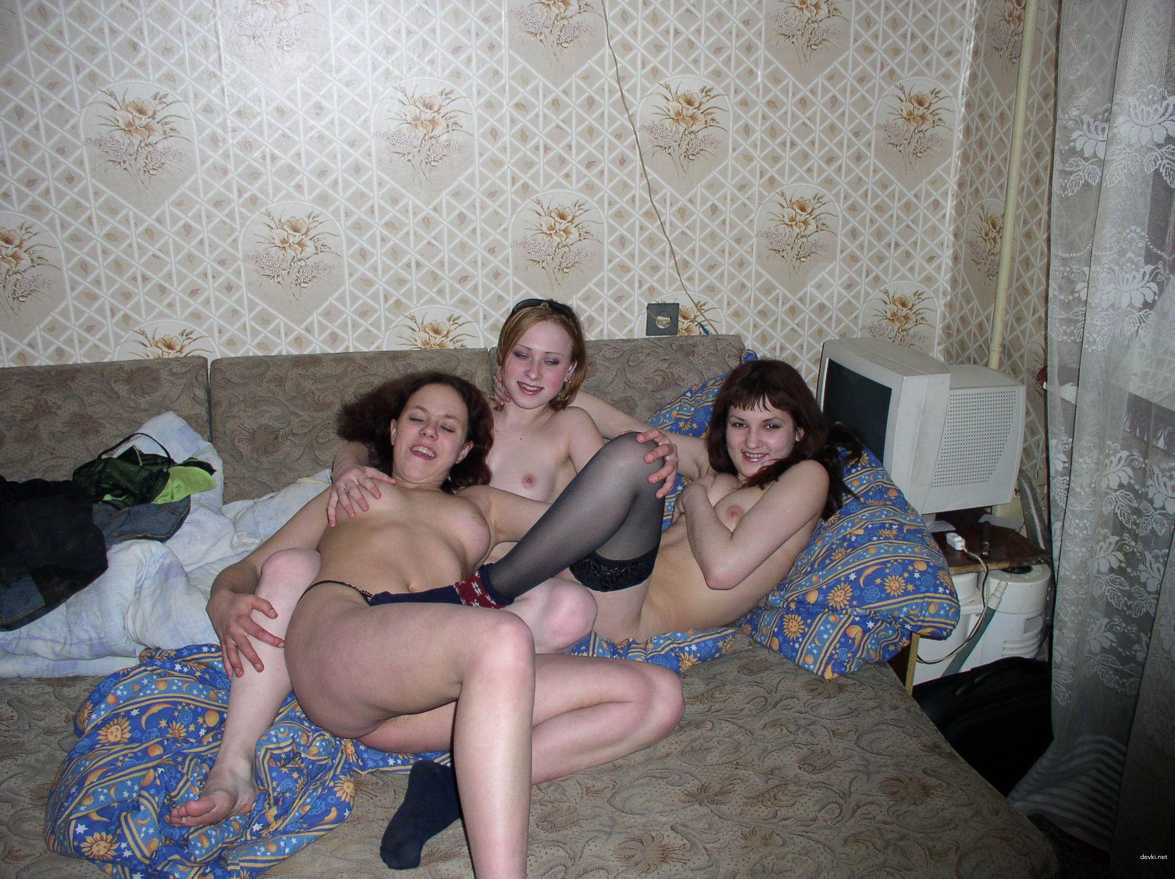 Explicit Amateur Photos: Naked Girls Having Fun