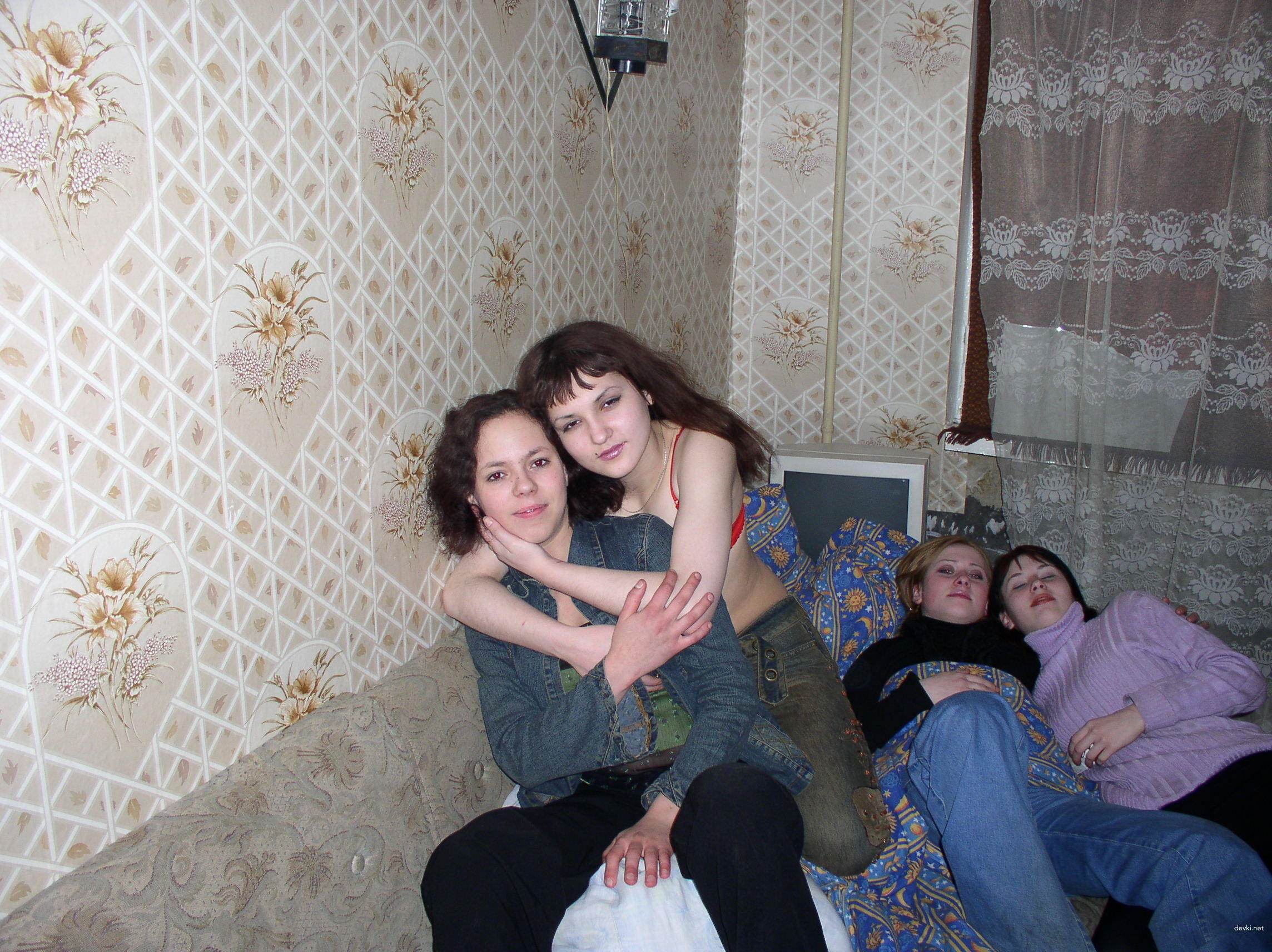 Explicit Amateur Photos: Naked Girls Having Fun