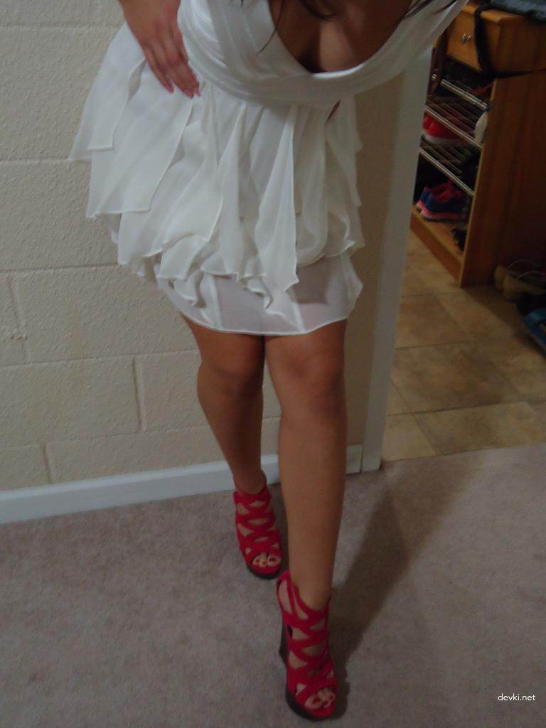 Exhibitionist Amateur Shows Off Seductive Booty in Explicit Porn Pics