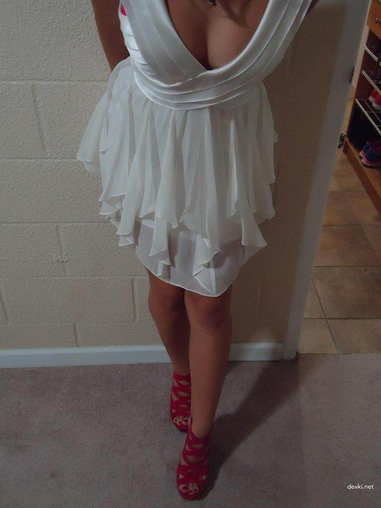 Exhibitionist Amateur Shows Off Seductive Booty in Explicit Porn Pics