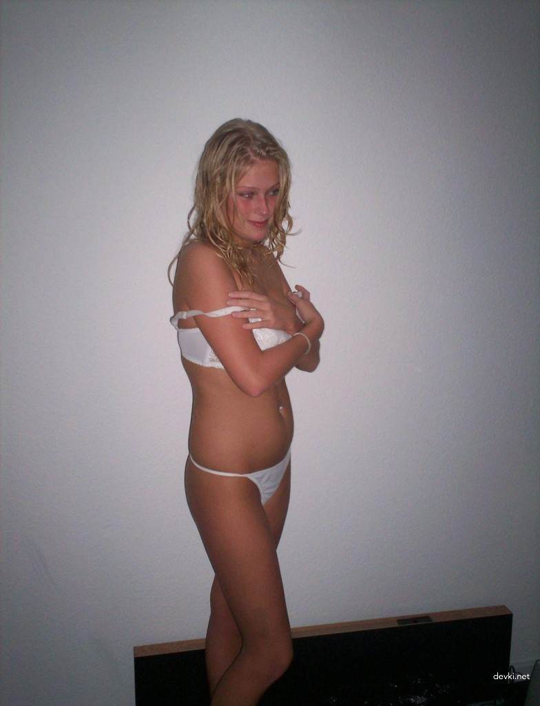 Explicit Homemade Sex with Sexy Blonde - XXX Amateur Porn