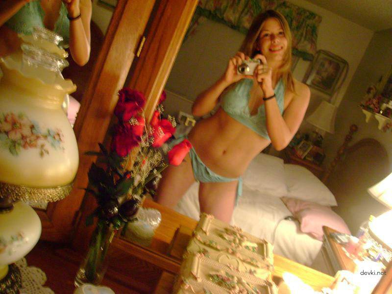 Hot Blonde Masturbates with Dildo - Amateur Porn Pic