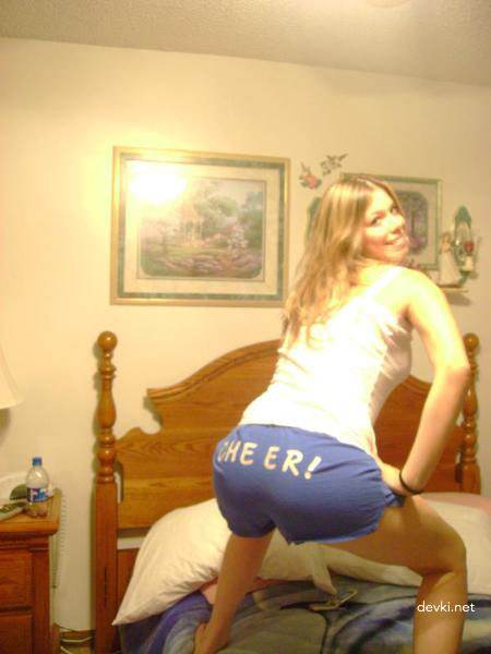 Hot Blonde Masturbates with Dildo - Amateur Porn Pic