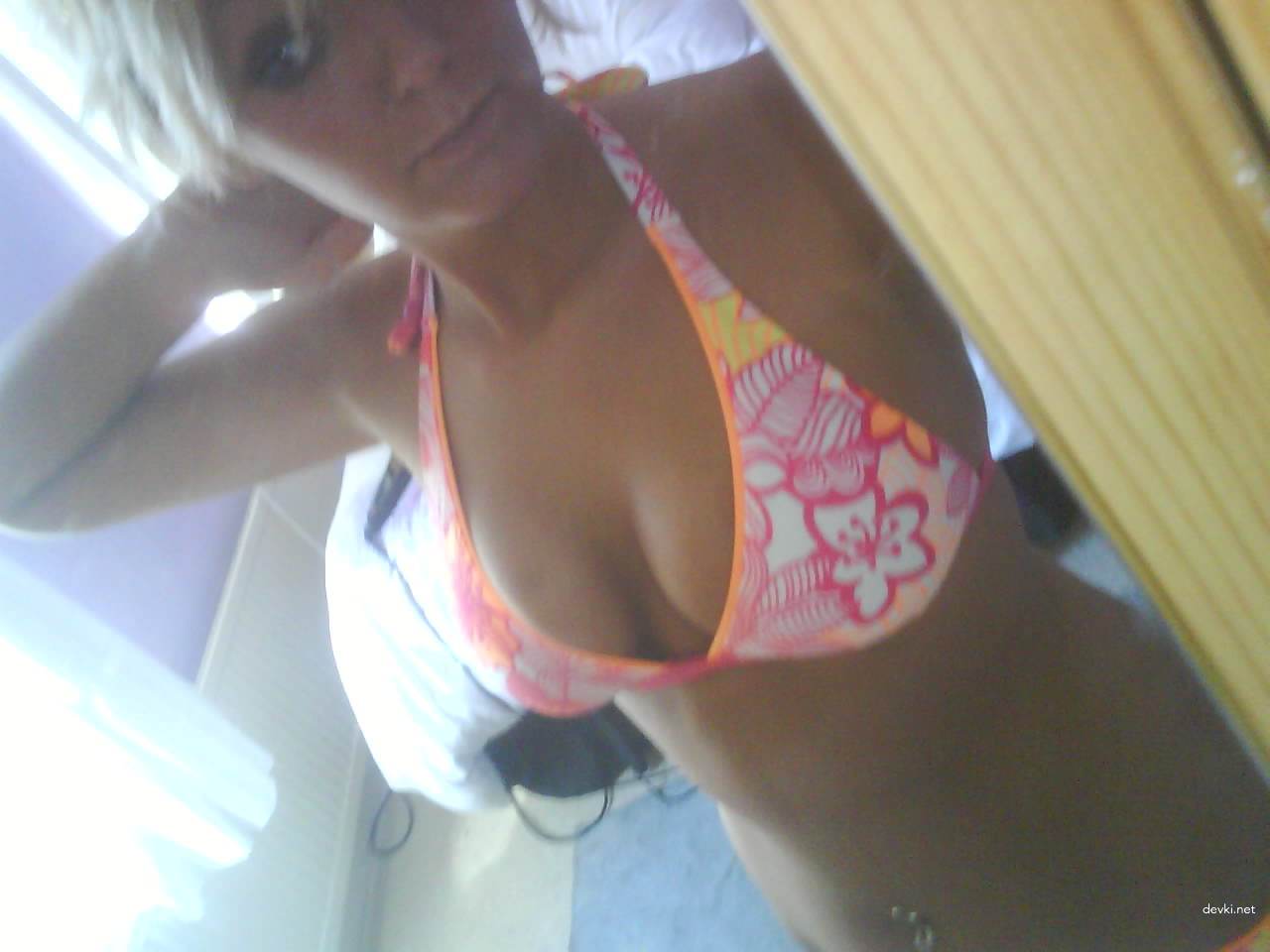 Naked Blonde with Camera: Explicit Amateur Photo Shoot