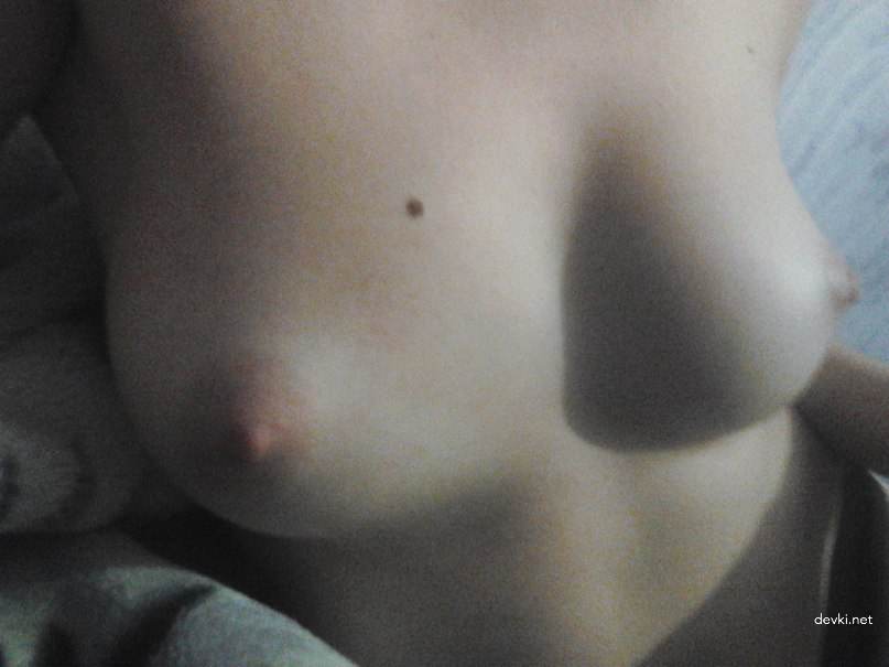 Amateur Porn: Sexy Girl's Explicit Banana Sex Photos