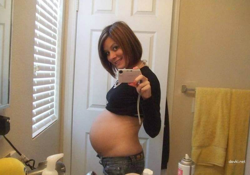 Explicit Pregnant Selfie: Naked Girl Takes Nude Amateur Photo