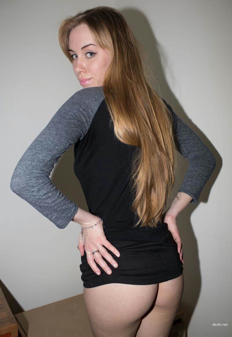 Explicit Amateur Erotica: Nude Girl Strips Completely