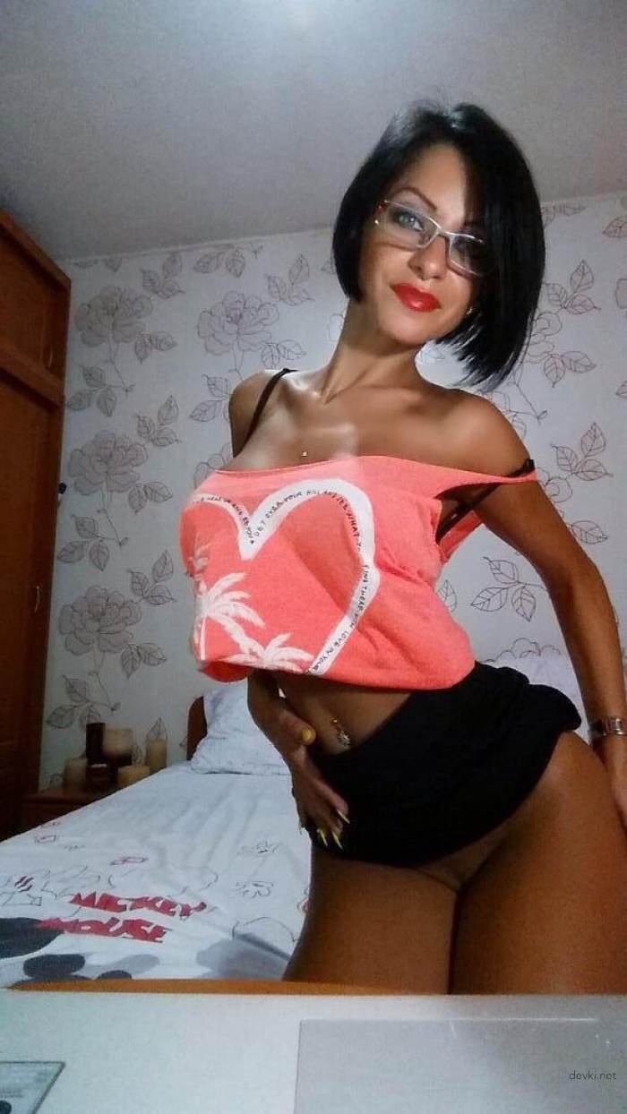 Seductive Topless Beauty Poses with Stunning Figure - Amateur Photo