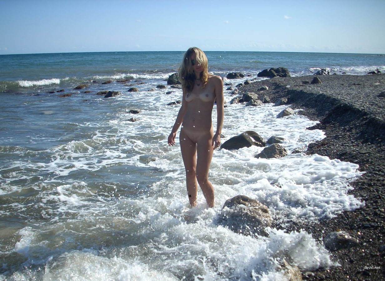 Amateur Exhibitionist Loves Sunbathing Nude: Explicit Outdoor Nudity