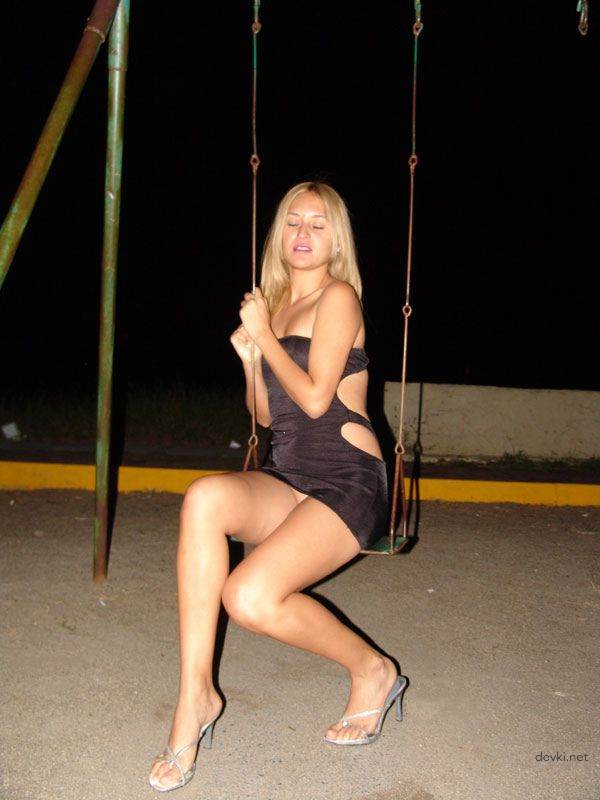 Sexy Blonde Babe Goes Commando in Amateur Photo - No Panties!