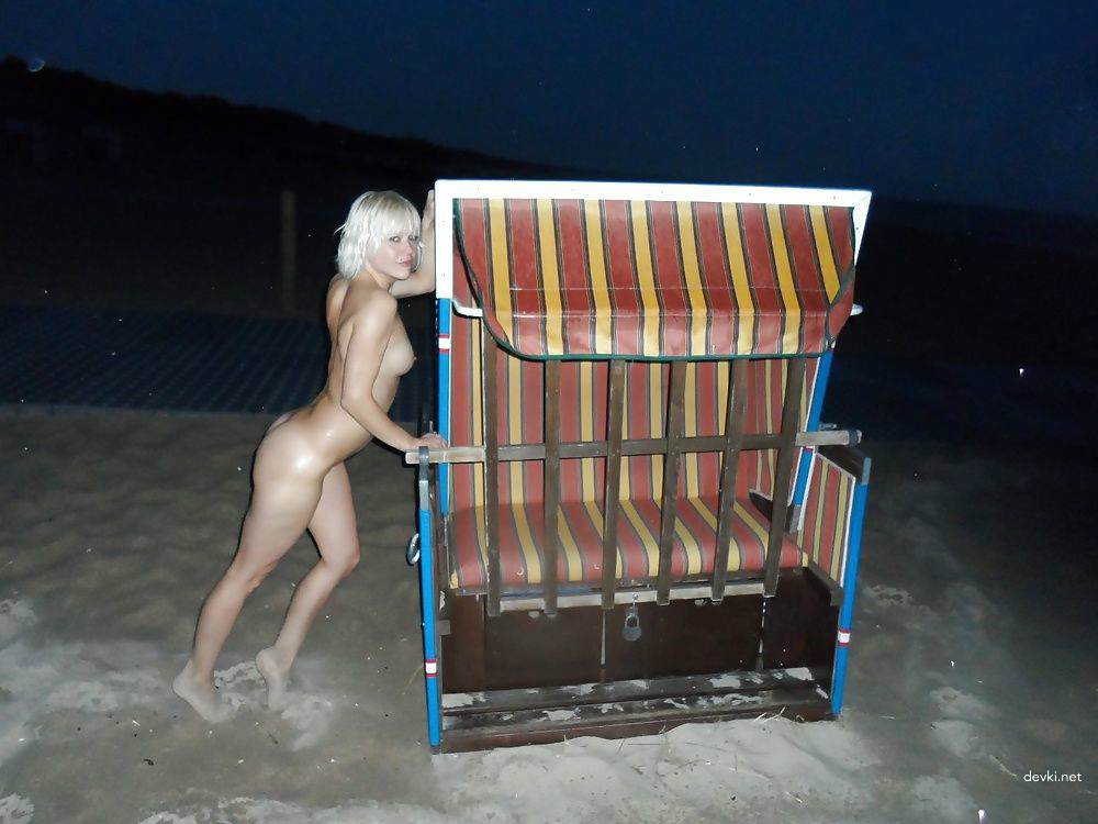 Private Nude Blonde Beach Photo: Explicit Amateur Shot