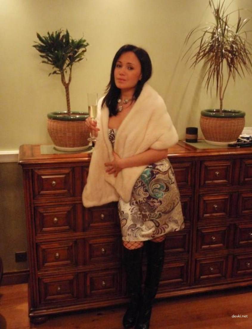 Hot Woman Embraces Group Sex and Loves Giving Blowjobs - XXX Amateur Porn