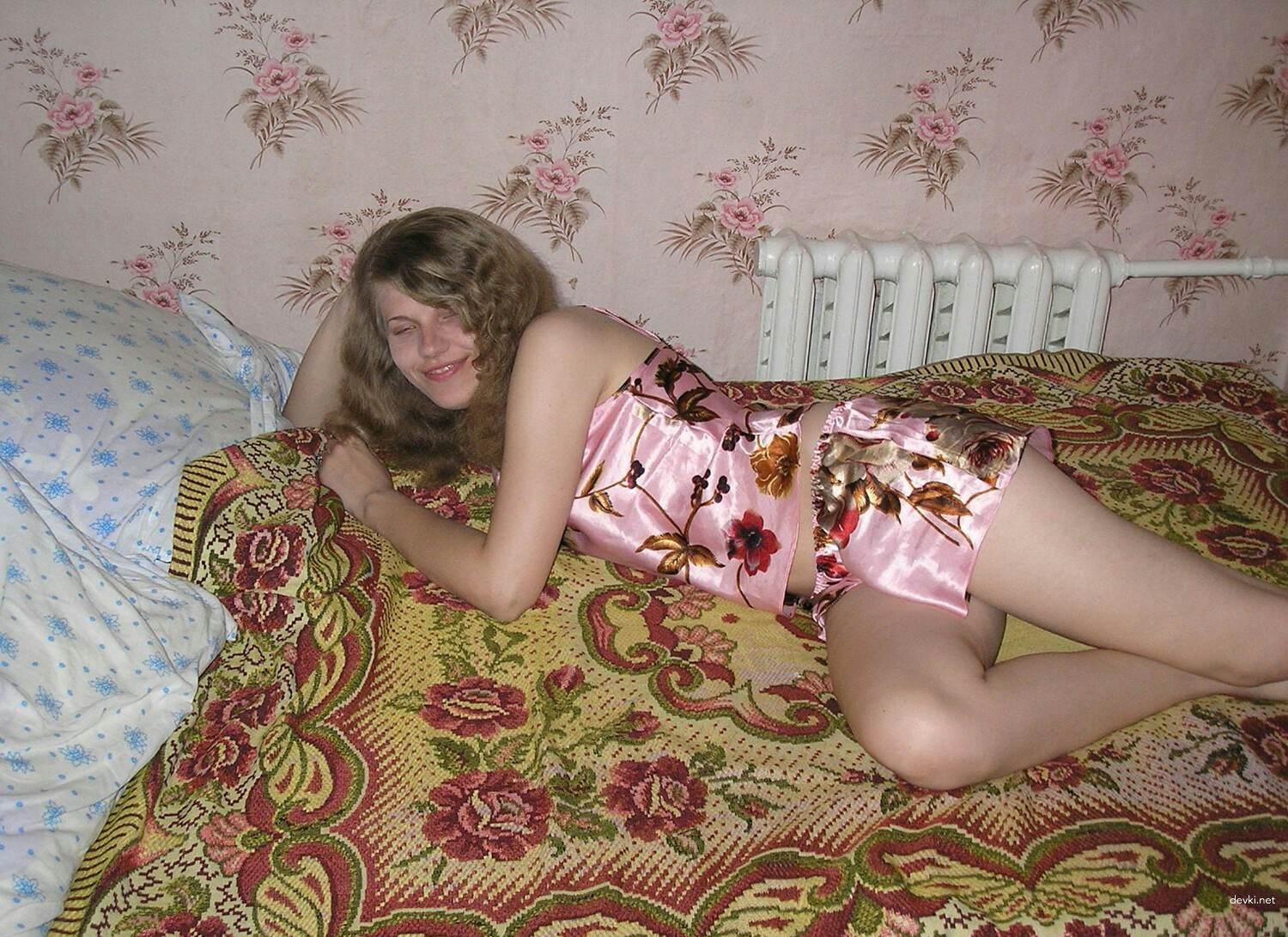 Sexy Girl Poses Sexually in Bed Amateur Photo