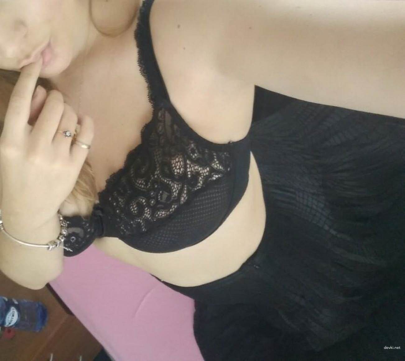 Hot babe fingering herself and posing naked in amateur photo shoot