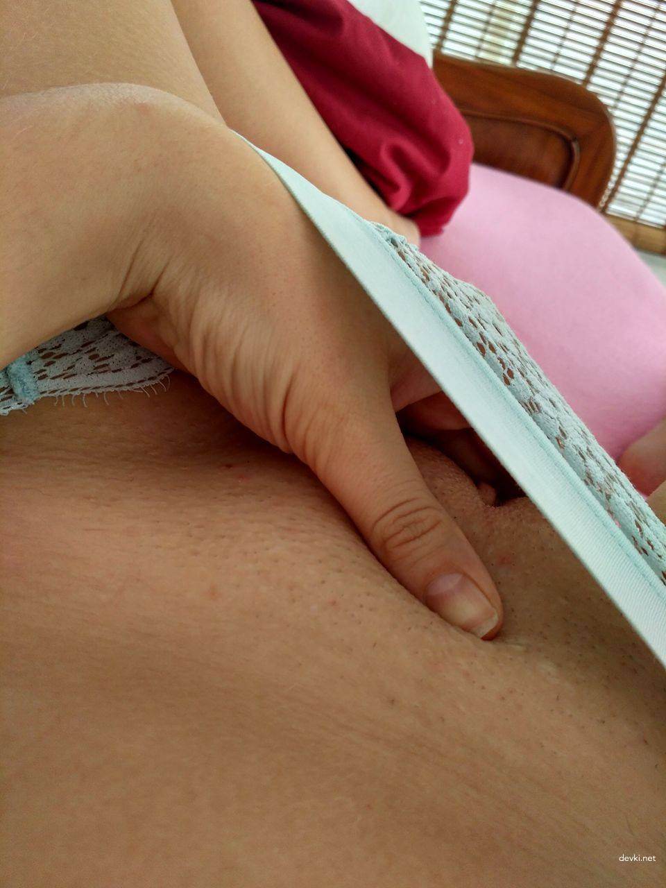 Hot babe fingering herself and posing naked in amateur photo shoot