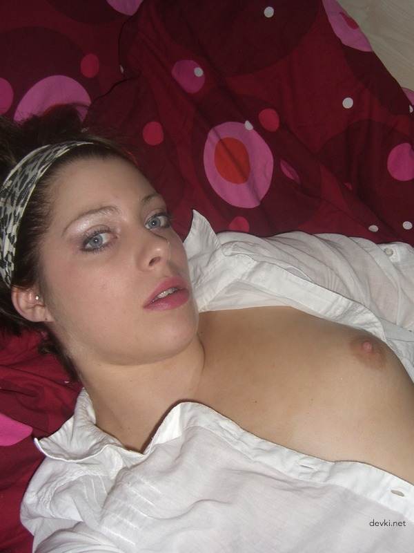 Hot babe flaunts her wet pussy - Amateur explicit photo