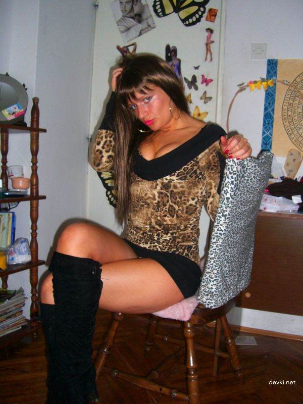 Explicit Amateur Porn Photos: Beautiful Girl with Shaved Pussy