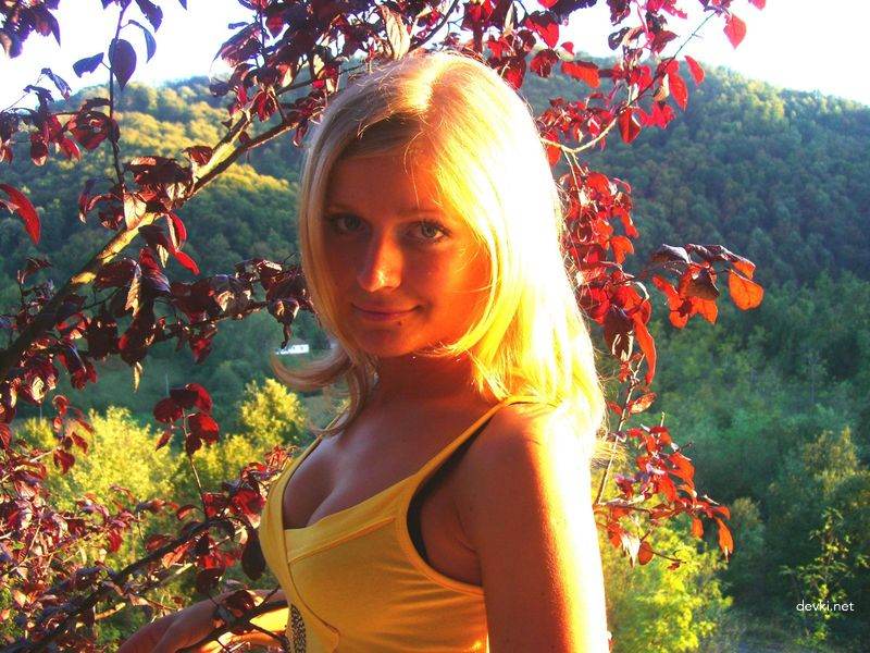 Explicit Amateur Porn Photos: Beautiful Girl with Shaved Pussy