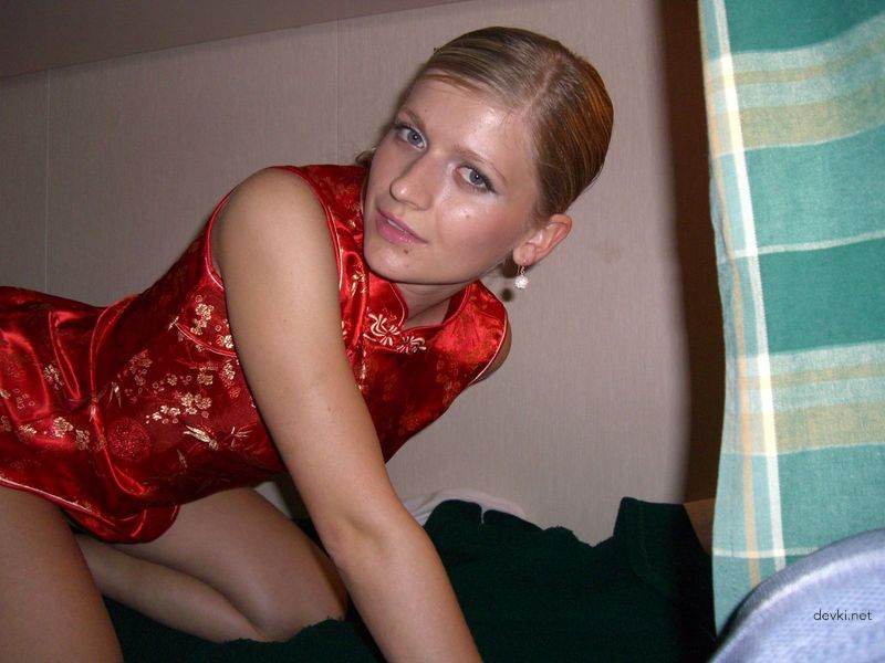 Explicit Amateur Porn Photos: Beautiful Girl with Shaved Pussy