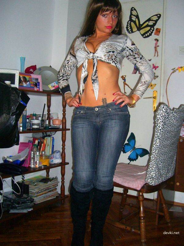 Explicit Amateur Porn Photos: Beautiful Girl with Shaved Pussy