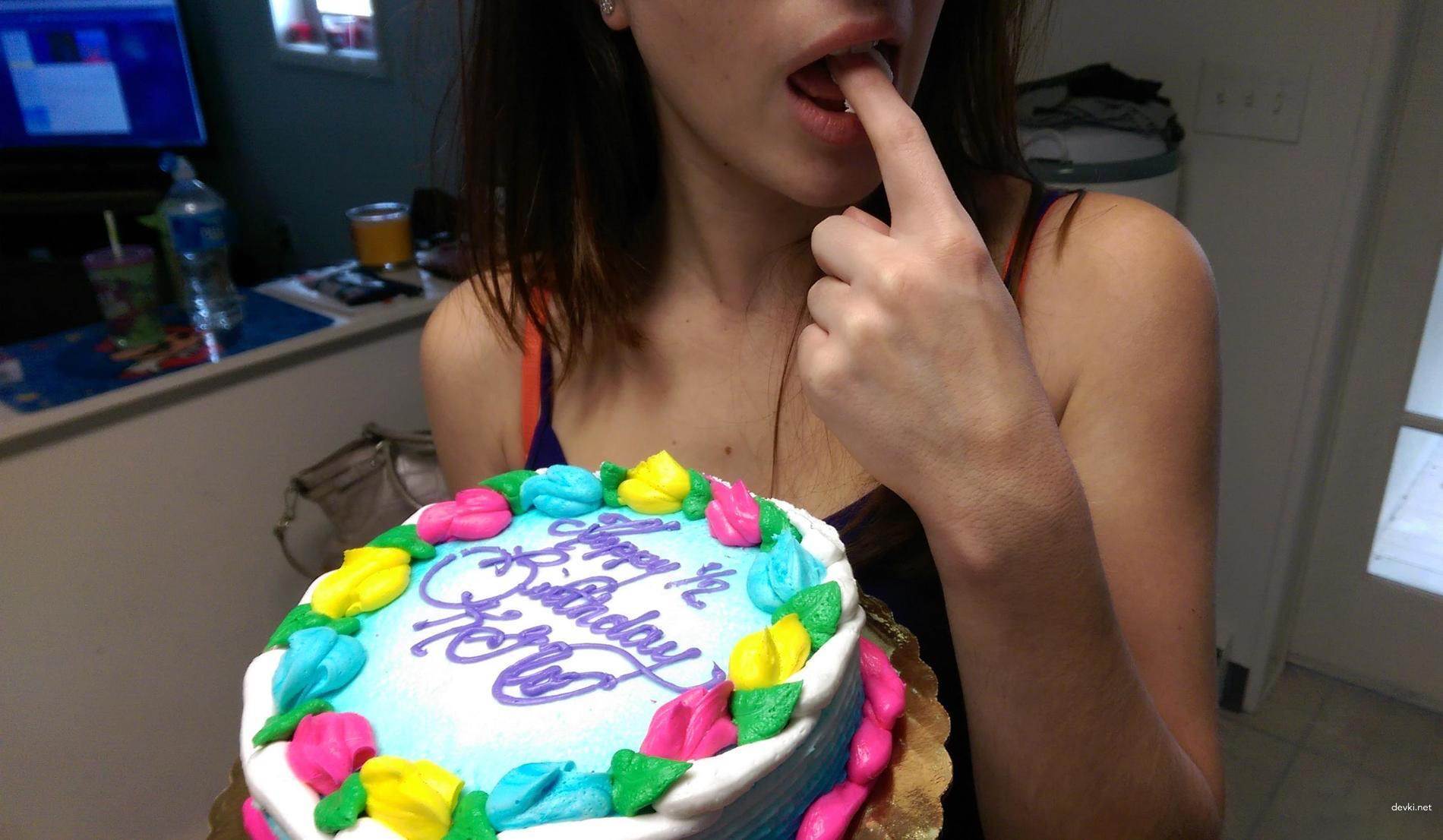 Sexy Girl's Erotic Cake Play: Amateur Photo Collection