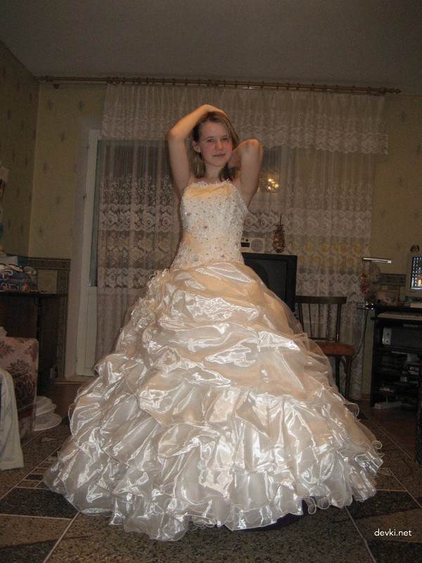 Amateur Newlywed Wife Private Photo After Wedding: Explicit and Bold!