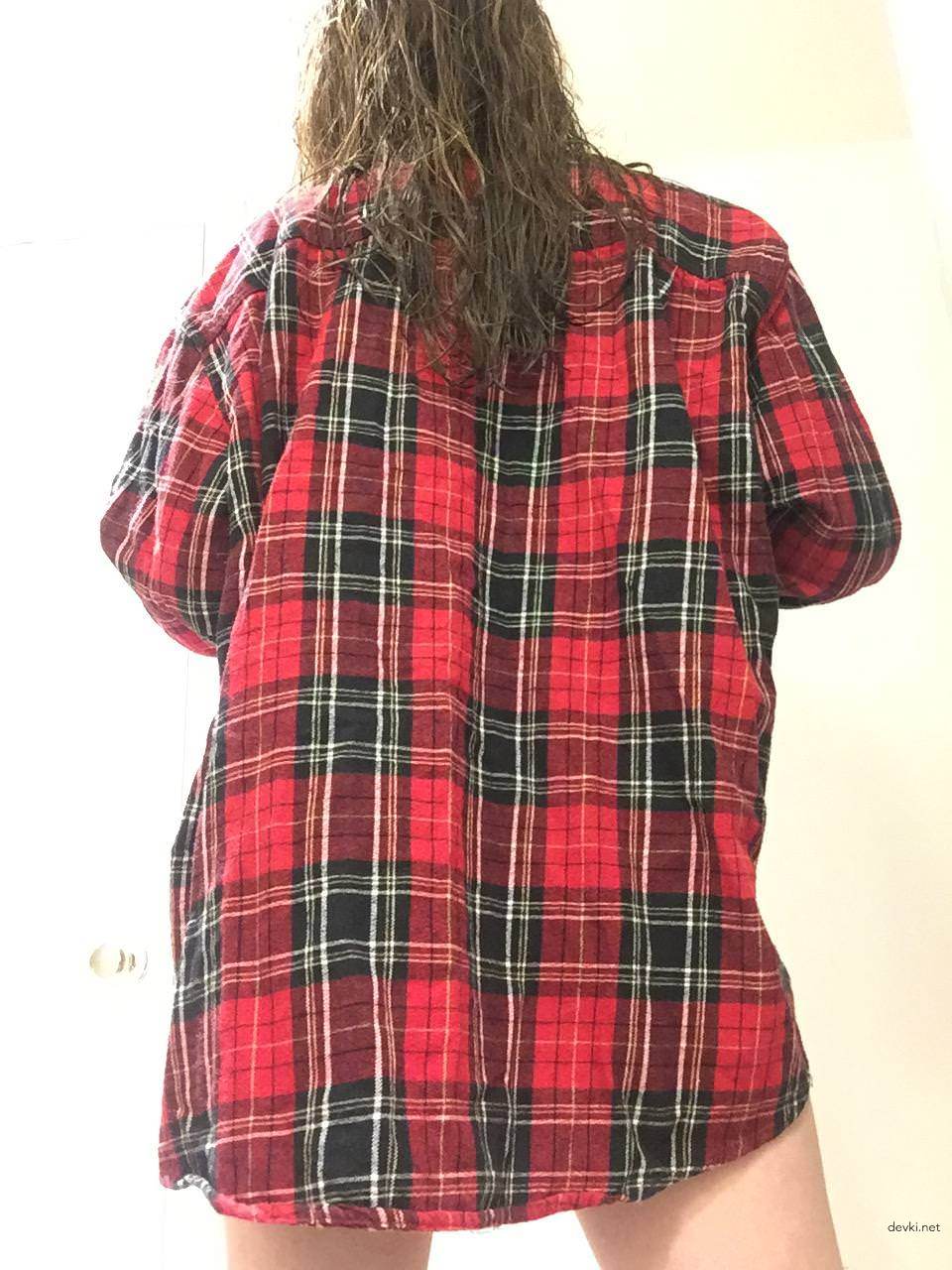 Naked Woman in Shirt Shows Off Her Sexy Body: Explicit Amateur Photo