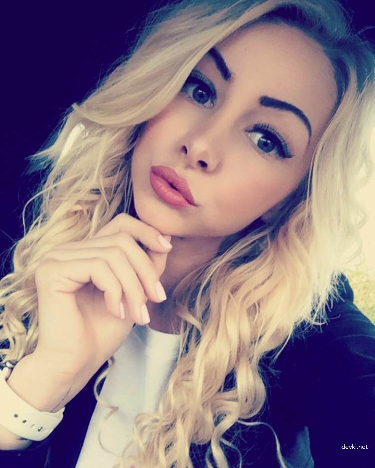 Hot Blonde with Stunning Body in Amateur Porn Photo