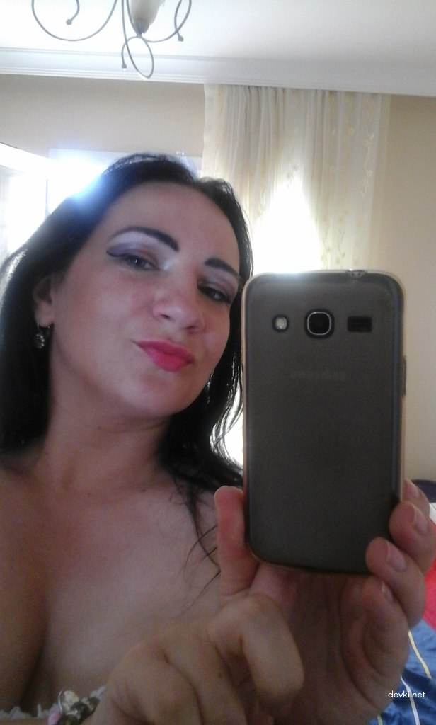 Mature Slut in Full Glory: Explicit Amateur Porn Photo