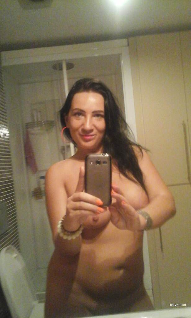 Mature Slut in Full Glory: Explicit Amateur Porn Photo