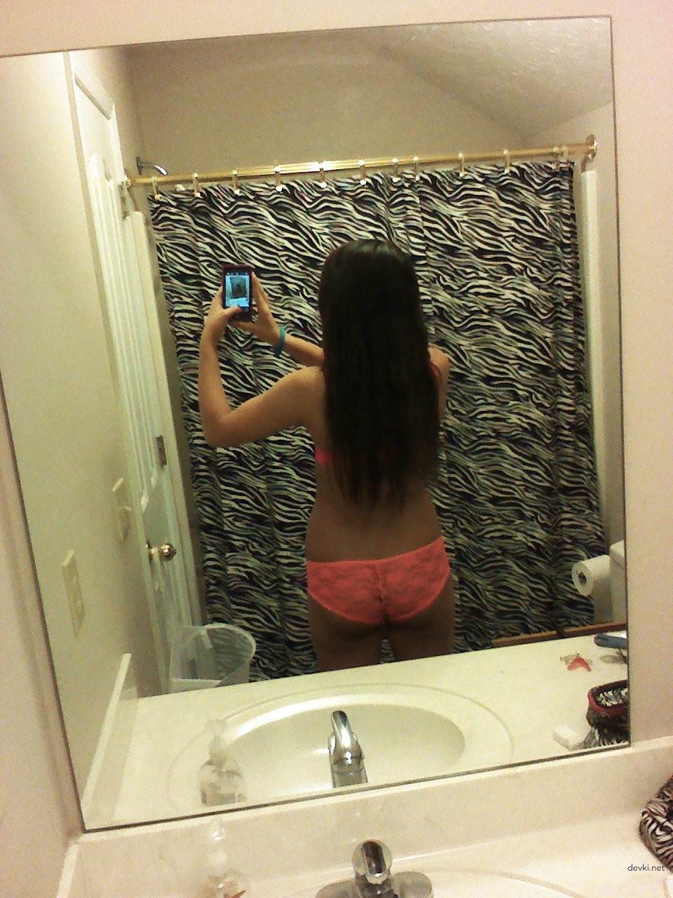 Hot Brunette with a Fine Ass in Amateur Porn Pic