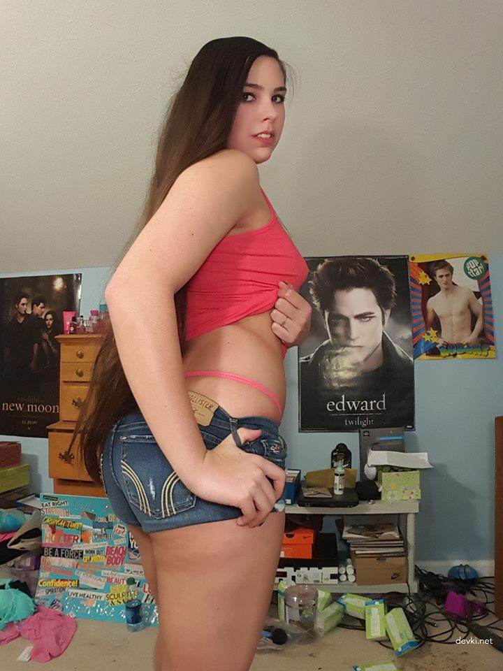 Hot Brunette with a Fine Ass in Amateur Porn Pic